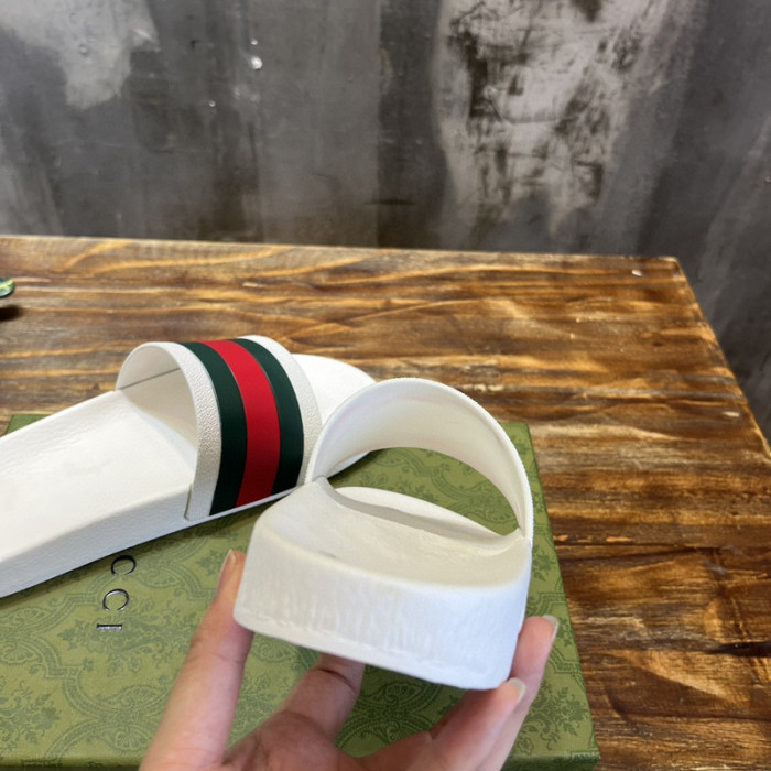G*u*i sandals