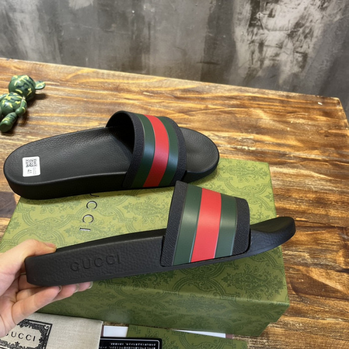 G*u*i sandals