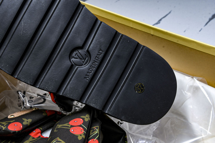 LV SANDALS