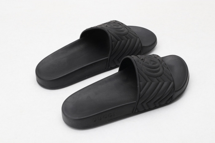 G*u*i sandals