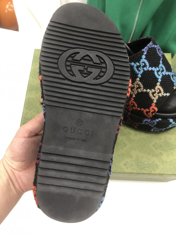 G*u*i sandals
