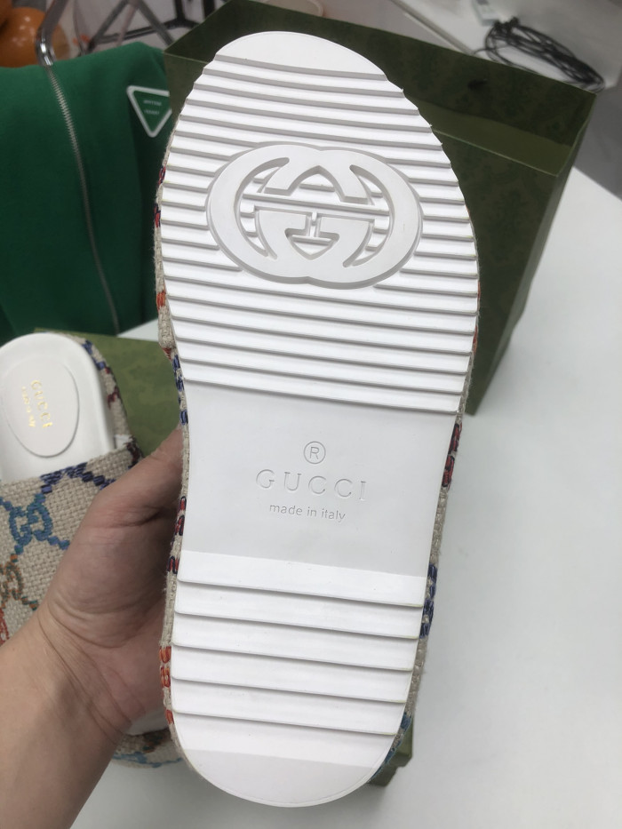 G*u*i sandals