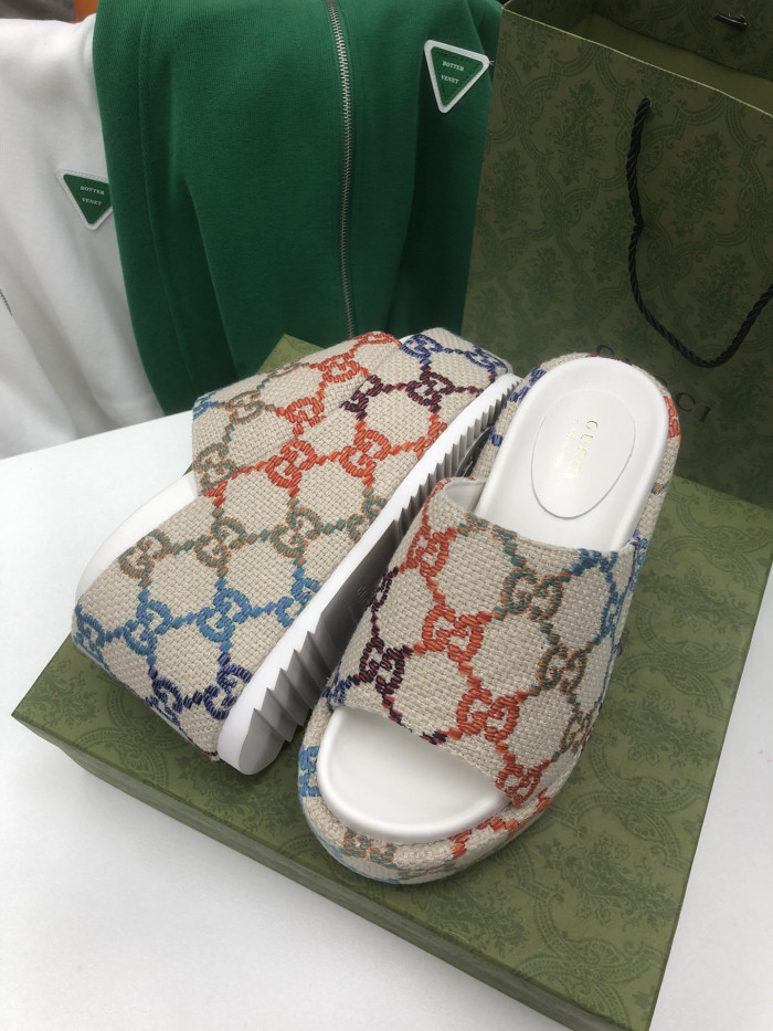 G*u*i sandals