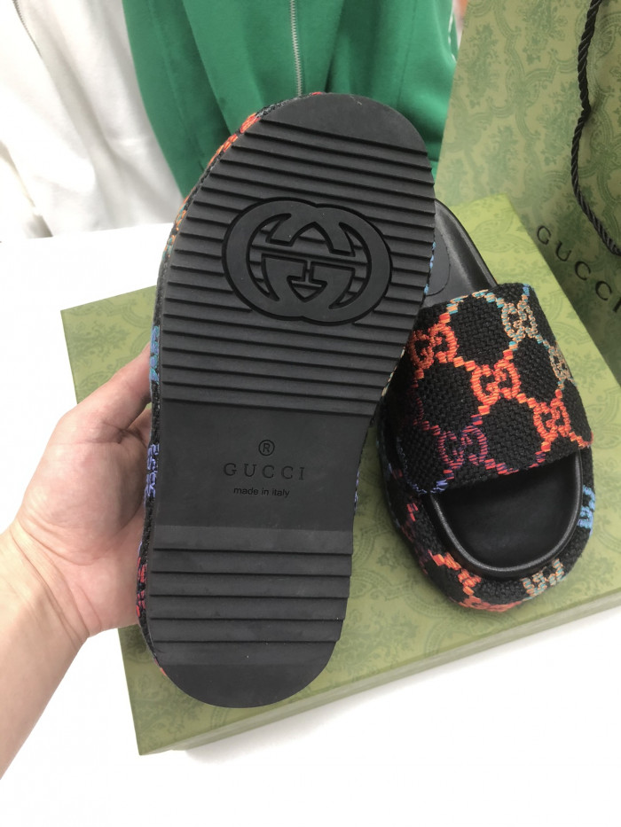 G*u*i sandals