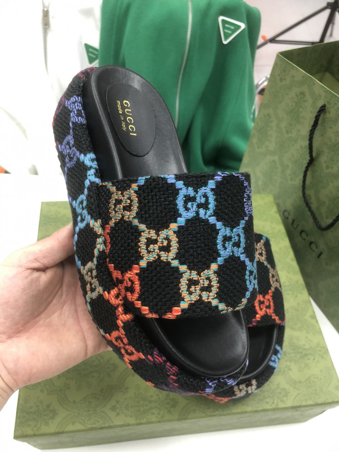 G*u*i sandals