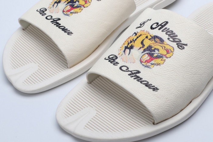 G*u*i sandals