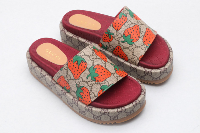G*u*i sandals