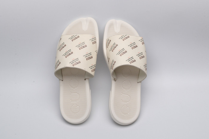G*u*i sandals