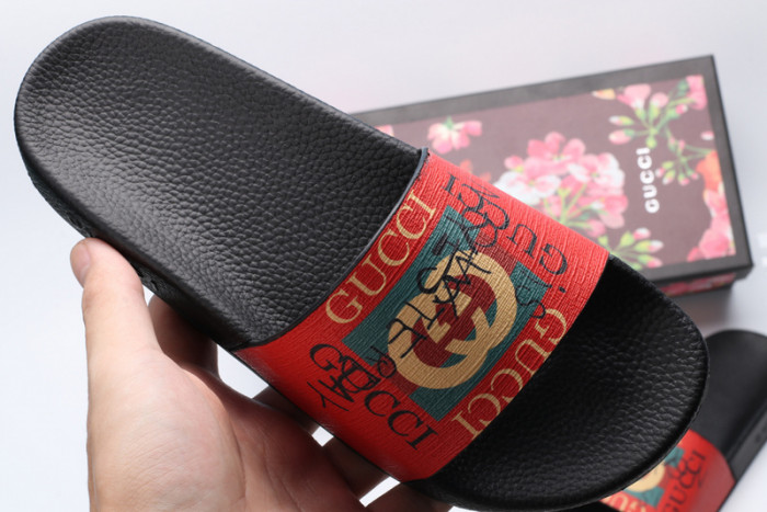 G*u*i sandals