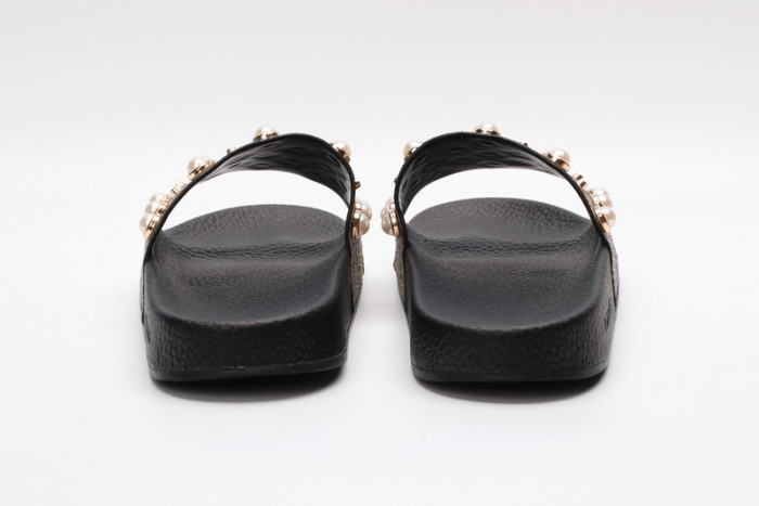 G*u*i sandals