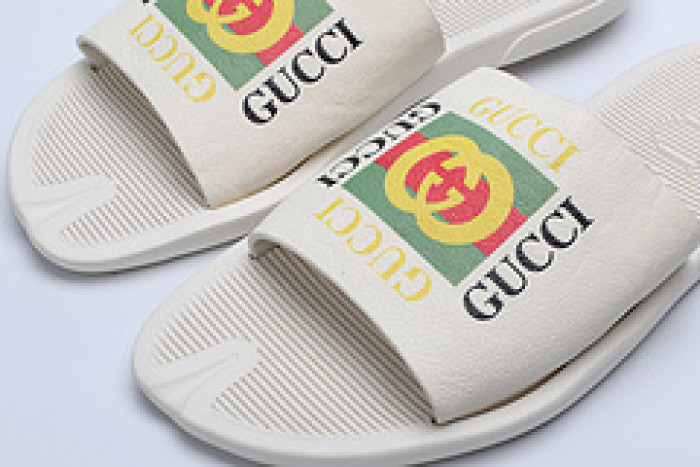 G*u*i sandals